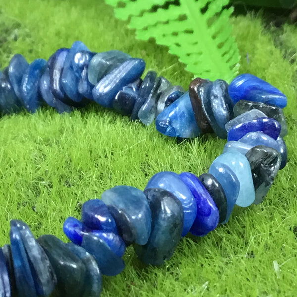 close up of kyanite blue beaded chip bracelet